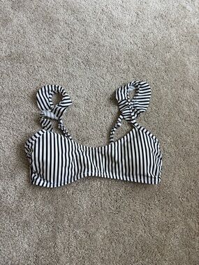 Cupshe Black and White Striped Cutout Bikini Top